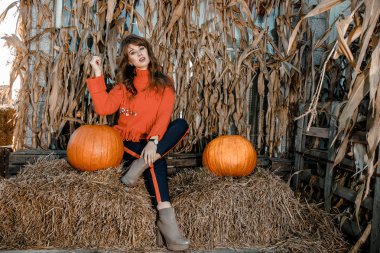 Krakow'daki Vistula Nehri üzerinde genç bir kadın. Şık kız güneş gözlüğü telefonunu görüşmelerde. Krakow kenti.