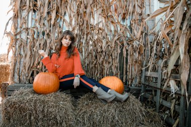 Krakow'daki Vistula Nehri üzerinde genç bir kadın. Şık kız güneş gözlüğü telefonunu görüşmelerde. Krakow kenti.