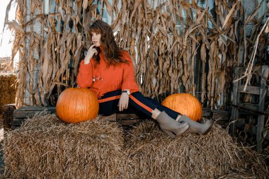 Krakow'daki Vistula Nehri üzerinde genç bir kadın. Şık kız güneş gözlüğü telefonunu görüşmelerde. Krakow kenti.