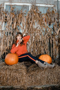 Krakow'daki Vistula Nehri üzerinde genç bir kadın. Şık kız güneş gözlüğü telefonunu görüşmelerde. Krakow kenti.