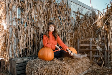 Krakow'daki Vistula Nehri üzerinde genç bir kadın. Şık kız güneş gözlüğü telefonunu görüşmelerde. Krakow kenti.