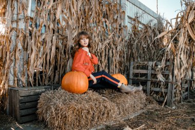 Krakow'daki Vistula Nehri üzerinde genç bir kadın. Şık kız güneş gözlüğü telefonunu görüşmelerde. Krakow kenti.