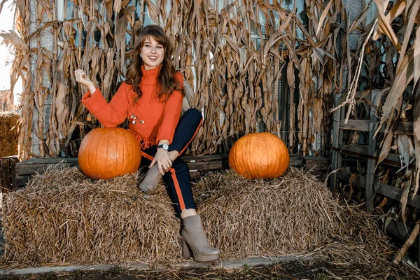 Krakow'daki Vistula Nehri üzerinde genç bir kadın. Şık kız güneş gözlüğü telefonunu görüşmelerde. Krakow kenti.