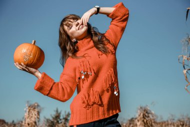 Genç kadın kabak bir çiftlikte. Kabaklar yakınındaki güzel kız. Bir kızla bir kabak. Kabak alan.