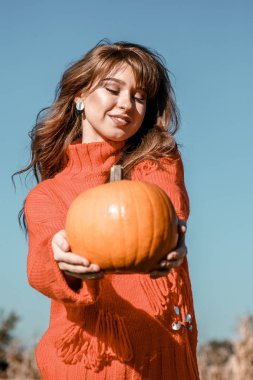 Genç kadın kabak bir çiftlikte. Kabaklar yakınındaki güzel kız. Bir kızla bir kabak. Kabak alan.