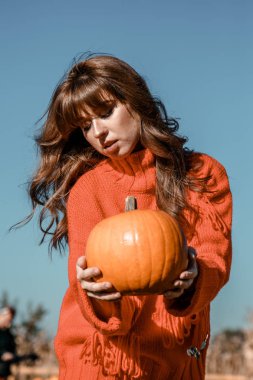 Genç kadın kabak bir çiftlikte. Kabaklar yakınındaki güzel kız. Bir kızla bir kabak. Kabak alan.