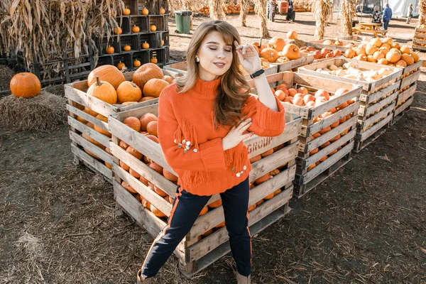 Genç kadın kabak bir çiftlikte. Kabaklar yakınındaki güzel kız. Bir kızla bir kabak. Kabak alan.