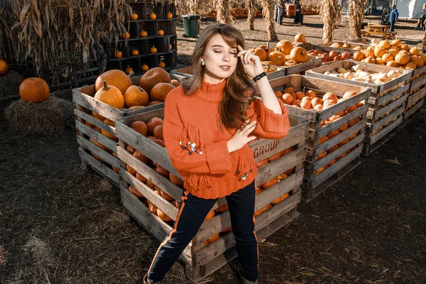 Genç kadın kabak bir çiftlikte. Kabaklar yakınındaki güzel kız. Bir kızla bir kabak. Kabak alan.