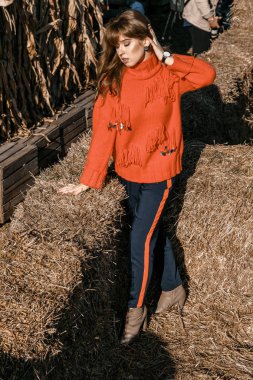 Genç kadının yanına Mısır. köyün güzel kız. Sonbahar.