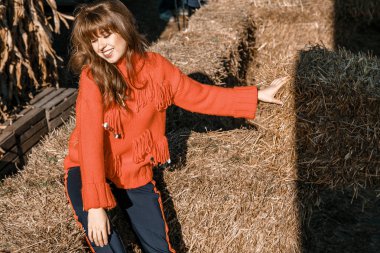 Genç kadının yanına Mısır. köyün güzel kız. Sonbahar.