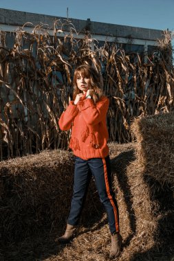 Genç kadının yanına Mısır. köyün güzel kız. Sonbahar.