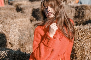 Genç kadının yanına Mısır. köyün güzel kız. Sonbahar.