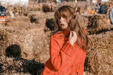 Genç kadının yanına Mısır. köyün güzel kız. Sonbahar.