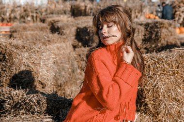 Genç kadının yanına Mısır. köyün güzel kız. Sonbahar.