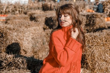 Genç kadının yanına Mısır. köyün güzel kız. Sonbahar.