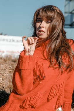 Genç kadının yanına Mısır. köyün güzel kız. Sonbahar.