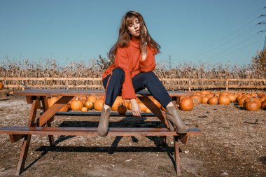 Genç kadının yanına Mısır. köyün güzel kız. Sonbahar.