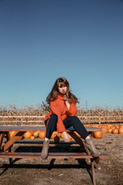 Genç kadının yanına Mısır. köyün güzel kız. Sonbahar.