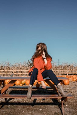 Genç kadının yanına Mısır. köyün güzel kız. Sonbahar.