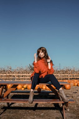 Genç kadının yanına Mısır. köyün güzel kız. Sonbahar.