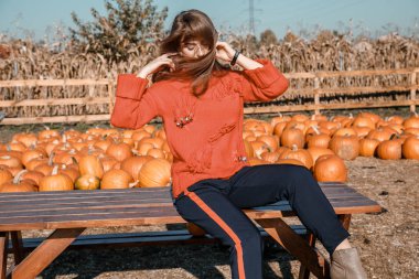 Genç kadının yanına Mısır. köyün güzel kız. Sonbahar.