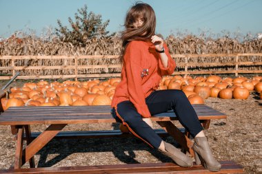 Genç kadının yanına Mısır. köyün güzel kız. Sonbahar.