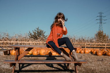 Genç kadının yanına Mısır. köyün güzel kız. Sonbahar.