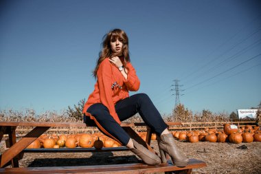 Genç kadının yanına Mısır. köyün güzel kız. Sonbahar.