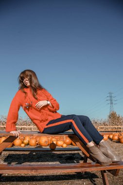 Genç kadının yanına Mısır. köyün güzel kız. Sonbahar.