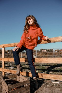 Genç kadının yanına Mısır. köyün güzel kız. Sonbahar.