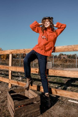 Genç kadının yanına Mısır. köyün güzel kız. Sonbahar.