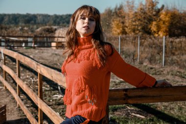 Genç kadının yanına Mısır. köyün güzel kız. Sonbahar.