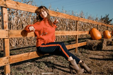 Genç kadının yanına Mısır. köyün güzel kız. Sonbahar.