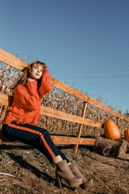 Genç kadının yanına Mısır. köyün güzel kız. Sonbahar.