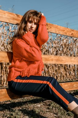 Genç kadının yanına Mısır. köyün güzel kız. Sonbahar.