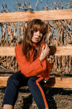 Genç kadının yanına Mısır. köyün güzel kız. Sonbahar.