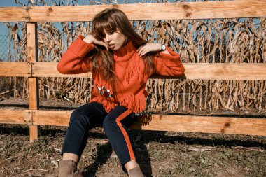 Genç kadının yanına Mısır. köyün güzel kız. Sonbahar.