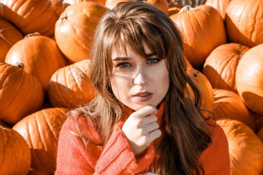 Genç bir kadın mısırın yanında. Köydeki güzel kız..