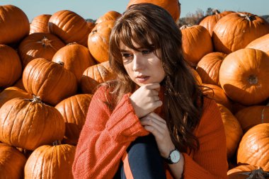 Genç bir kadın mısırın yanında. Köydeki güzel kız..