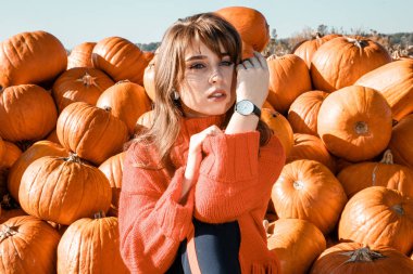 Genç bir kadın mısırın yanında. Köydeki güzel kız..