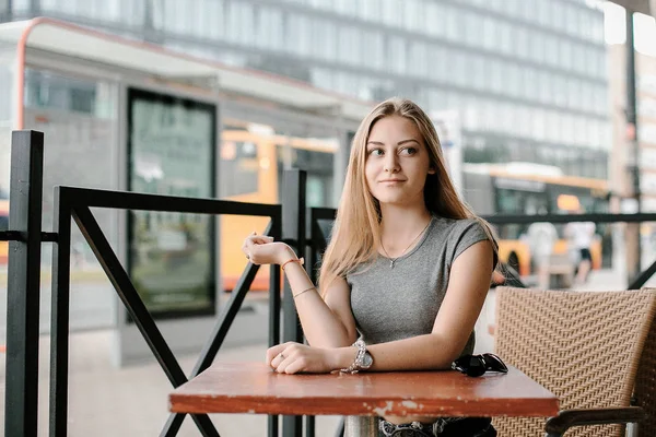 Una joven viaja a una ciudad europea. Una mujer hermosa es una turista. Viajar por Europa . — Foto de Stock