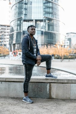 Sokakta Portre adam Afro-Amerikan çekici profili. Kot ceket giyen moda afrikalı adam şehirde poz veriyor. takım elbiseli afrikalı amerikalı adam.