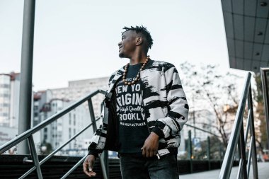 Sokakta Portre adam Afro-Amerikan çekici profili. Kot ceket giyen moda afrikalı adam şehirde poz veriyor. takım elbiseli afrikalı amerikalı adam.