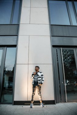 Sokakta Portre adam Afro-Amerikan çekici profili. Kot ceket giyen moda afrikalı adam şehirde poz veriyor. takım elbiseli afrikalı amerikalı adam.
