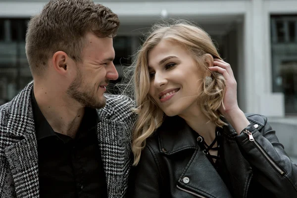 Een prachtig meisje reist met de fiets. Wandelen in de buitenlucht. Mooie vrouw met een mand van bloemen. Fietstocht — Stockfoto