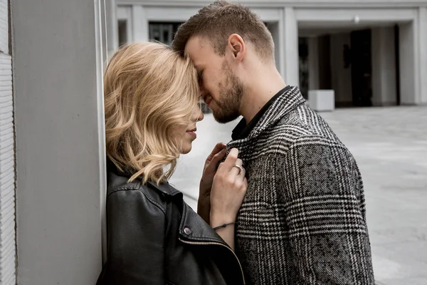 Een prachtig meisje reist met de fiets. Wandelen in de buitenlucht. Mooie vrouw met een mand van bloemen. Fietstocht — Stockfoto