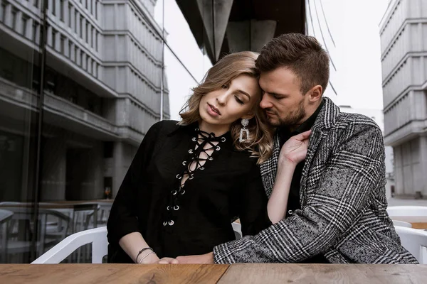 Een prachtig meisje reist met de fiets. Wandelen in de buitenlucht. Mooie vrouw met een mand van bloemen. Fietstocht — Stockfoto