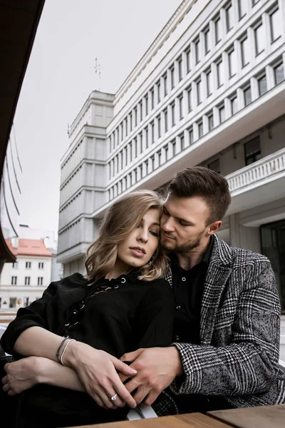 Een prachtig meisje reist met de fiets. Wandelen in de buitenlucht. Mooie vrouw met een mand van bloemen. Fietstocht — Stockfoto