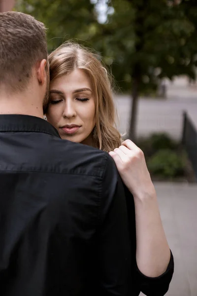 Úžasná dívka cestuje po kole. Chůze venku. Krásná žena s košíčkem květin. Jízda na kole — Stock fotografie