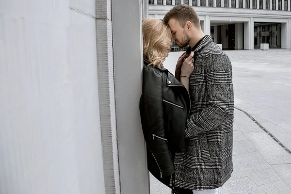 História de amor na cidade. um belo casal viaja para a Europa. Rapaz e rapariga elegantes. Varsóvia. Casal feliz — Fotografia de Stock